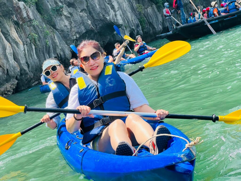 trèo kayak - tour du thuyền hạ long nửa ngày