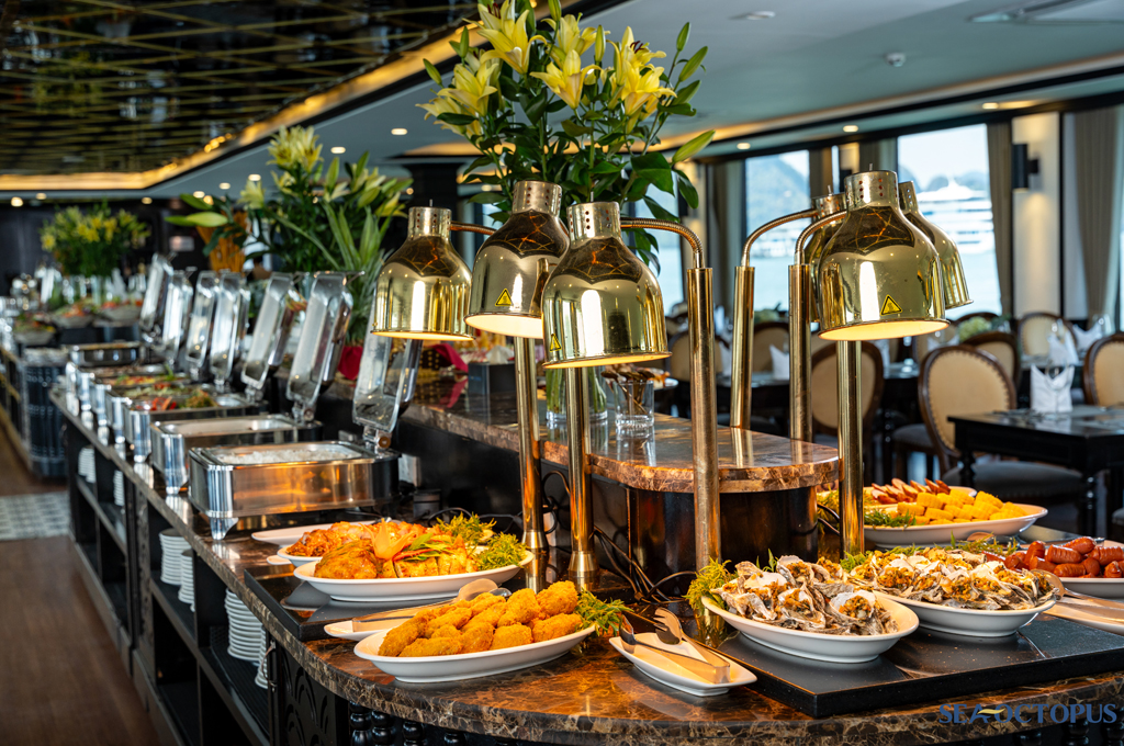 buffet tối trên du thuyền Hạ Long
