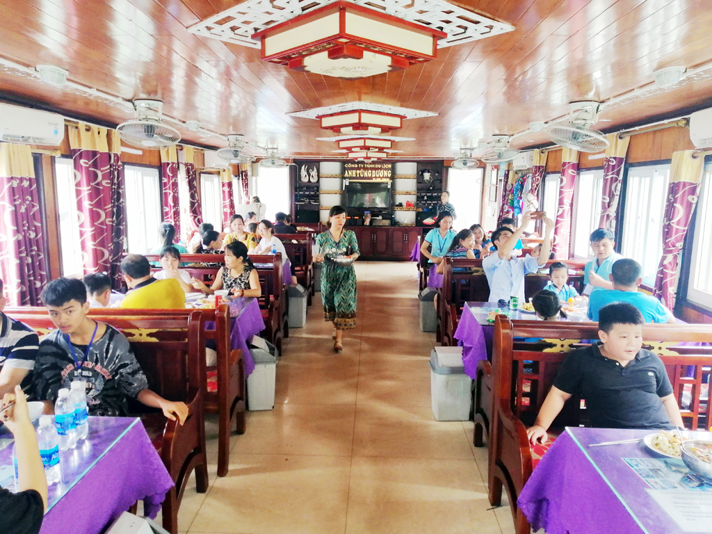 thuê tàu thăm vịnh hạ long giá rẻ