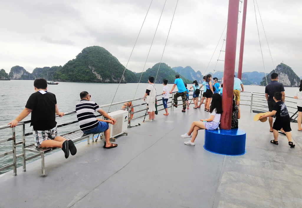 tàu thăm vịnh hạ long giá rẻ