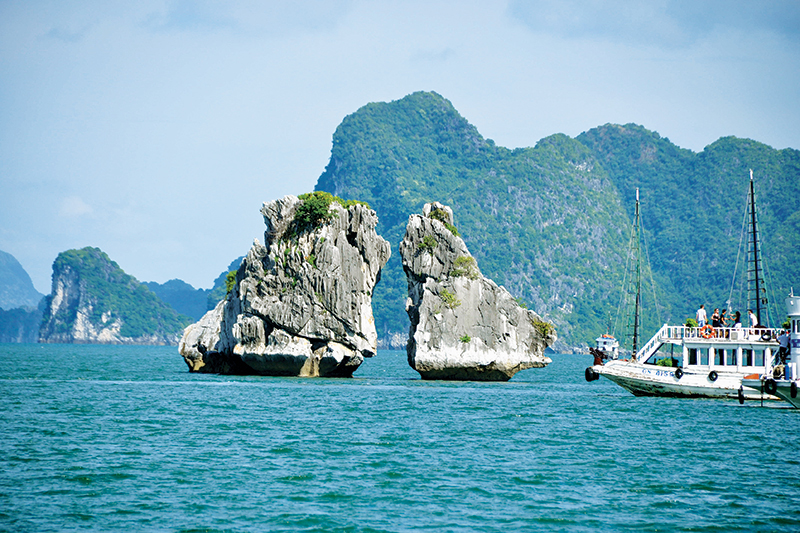 tàu thăm vịnh hạ long giá rẻ