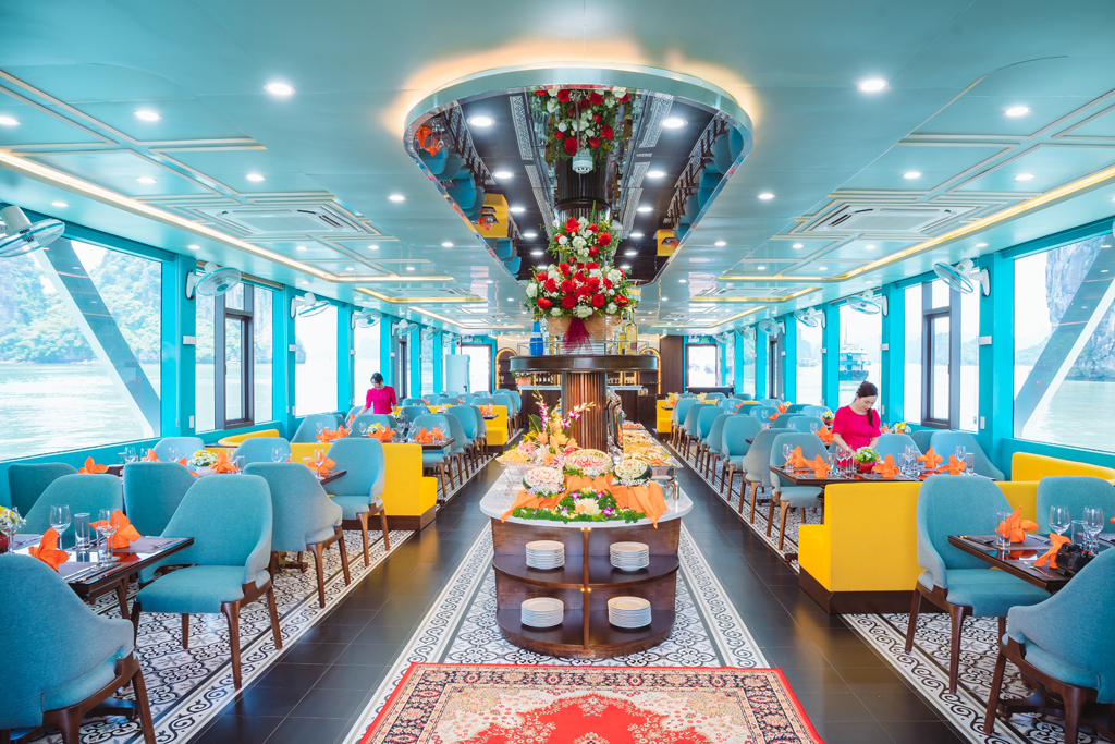 nhà hàng buffet trên du thuyền hạ long